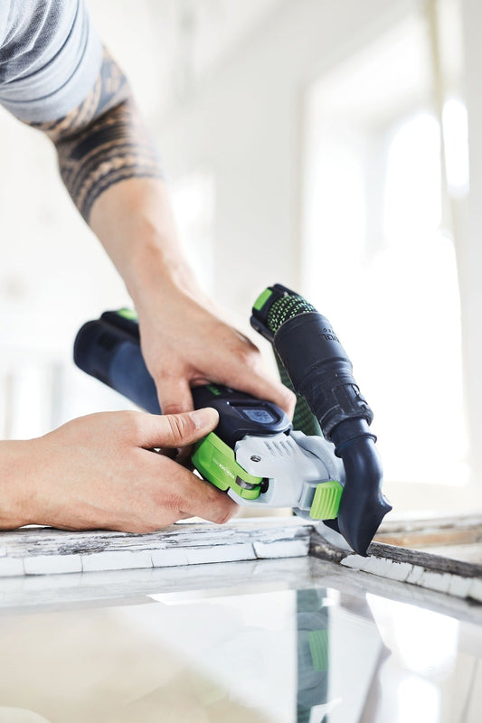 Festool VECTURO OSC 18 E-Basic Akku-Oszillierer bei Anwendung auf Fliesen mit StarlockMax-Werkzeugaufnahme