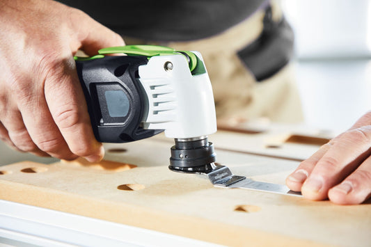 Festool Universal-Sägeblatt im Einsatz beim Sägen von Holz mit Multitool Starlock