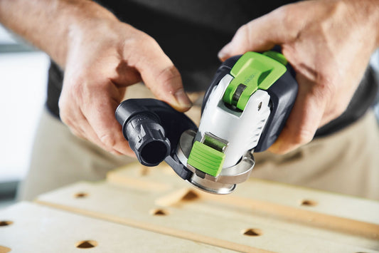 Festool OSC-AH/TA/AV-Set Zubehöre mit grünen Aufsätzen in Hand über Holzwerkstück
