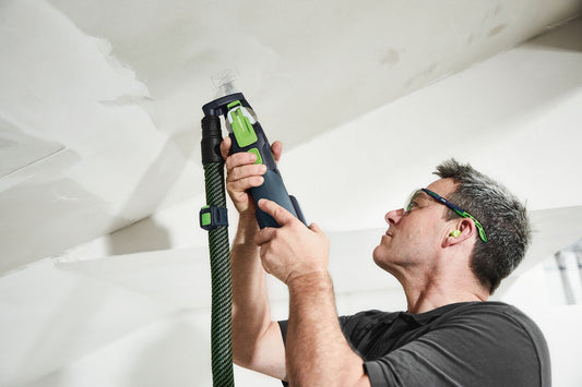Festool OSC-AV Absaugvorrichtung in Anwendung am Akku-Oszillierer, Handhabung und staubarmes Arbeiten