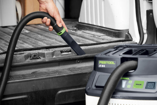 Festool CT 25 Absaugmobil mit Saugschlauch beim Einsatz an Werkstatt-Arbeitsplatz