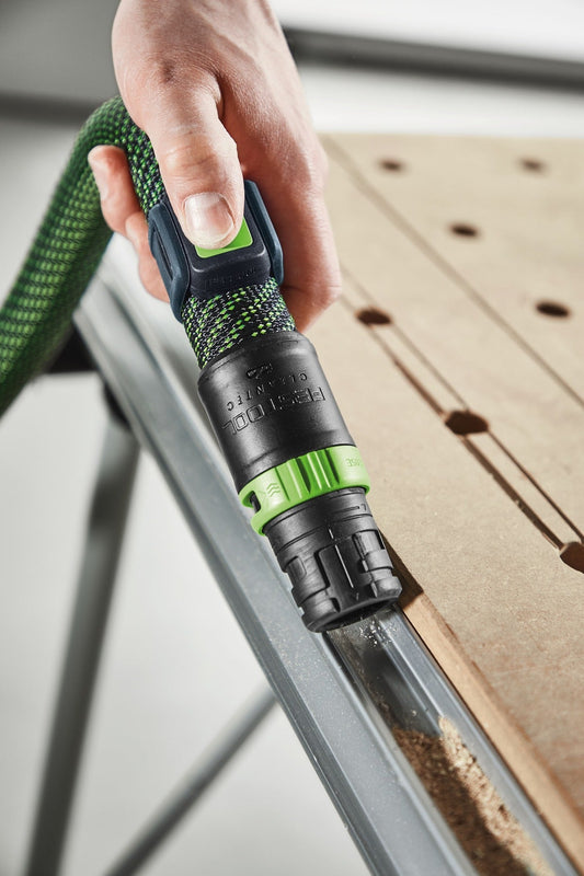 Festool CT-F I Fernbedienung mit grünem Befestigungsband am Saugschlauch bei der Anwendung