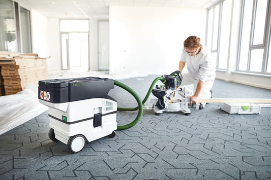 Festool CLEANTEC CTMC MIDI Akku-Absaugmobil mit Saugschlauch im Einsatz bei Renovierungsarbeiten in Innenraum