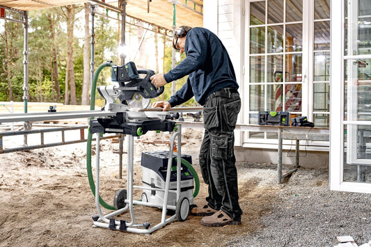 Festool CLEANTEC CTMC MIDI I-Basic Akku-Absaugmobil im Praxiseinsatz beim Sägen mit Absauganlage