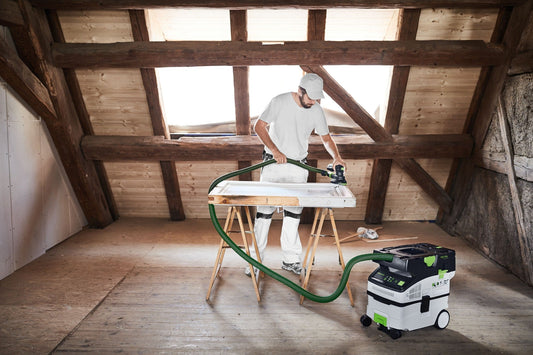 Festool CLEANTEC CTMC MIDI Absaugmobil beim Schleifen mit Absaugschlauch in Holzwerkstatt