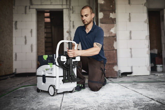 Festool CTM MIDI I Absaugmobil in Anwendung auf Baustelle mit Handschuhen bedient