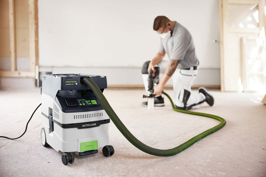 Festool Absaugmobil CLEANTEC CTM MIDI I AC mit Schlauch im Einsatz beim Schleifen auf Baustelle