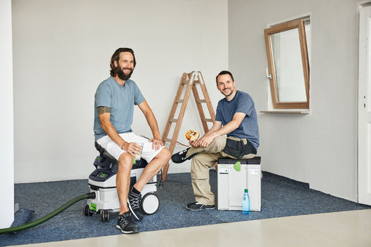 Festool Sitzkissen SK-CT/SYS als Sitzmöbel bei Baupause in Werkstatt mit Handwerker