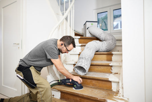 Festool Zuluftschlauch LS-SYS-AIR bei Stauberfassung auf Treppe mit Exzenterschleifer