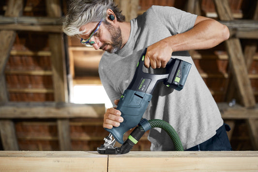 Festool RSC 18 EB-Basic Akku-Säbelsäge im Einsatz beim Sägen von Holz mit LED-Arbeitsbeleuchtung