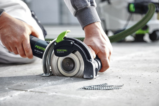 Festool DSC-AG 125 FH-Plus Freihand Trennsystem bei staubarmem Schneiden auf Betonoberfläche, Handgriffe sichtbar