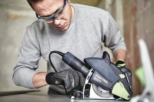 Festool DSC-AG 125-Plus-FS Diamant Trennsystem in Anwendung beim staubarmen Schneiden mit Führungstisch