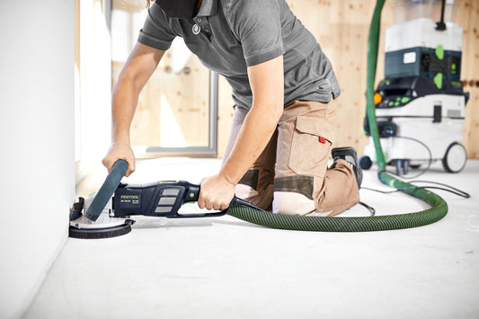 Festool Sanierungsschleifer RENOFIX RG 130 ECI im Einsatz beim Schleifen von Betonboden mit Absauganlage