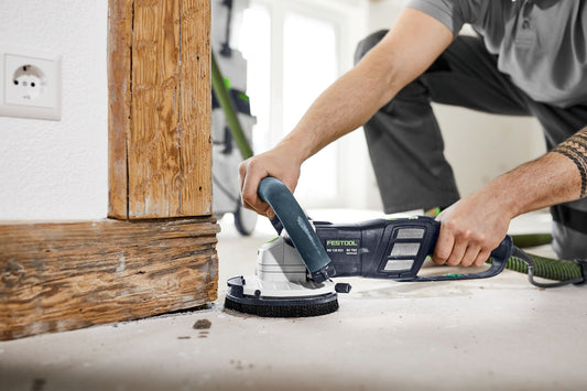 Festool Sanierungsschleifer RENOFIX RG 130 ECI beim Schleifen von Untergrund mit Diamantscheibe