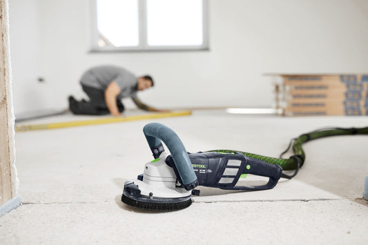 Festool RENOFIX RG 130 ECI-Plus Sanierungsschleifer in Anwendung beim Schleifen an der Wand