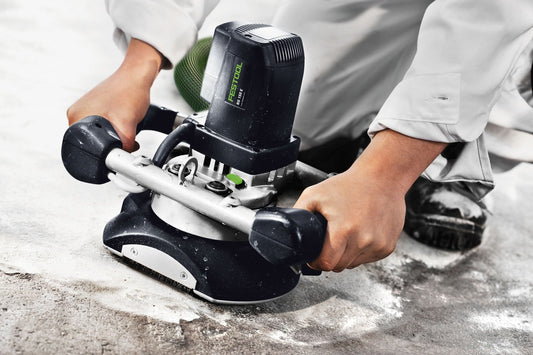 Festool Diamantscheibe in Anwendung auf Betonboden mit RG-Sanierungsschleifer in Handposition