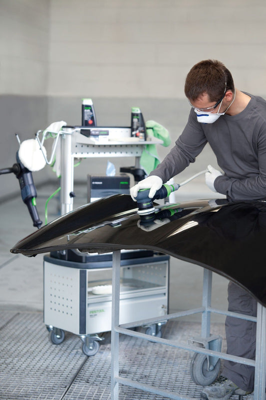 Festool LEX 3 Druckluft-Exzenterschleifer beim Schleifen einer schwarzen Lackoberfläche mit 77mm Schleifteller