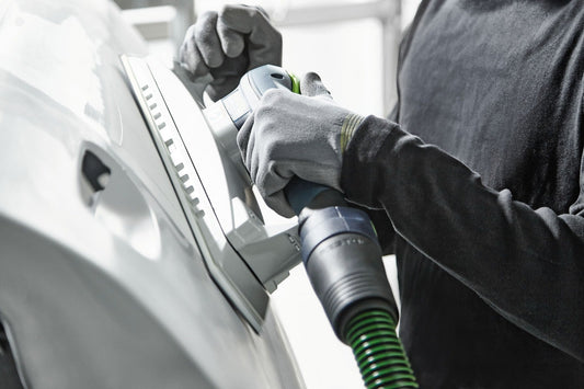Festool Schleifstreifen Granat mit StickFix-Klettsystem wird an Schleifmaschine angebracht, Handschuhe getragen