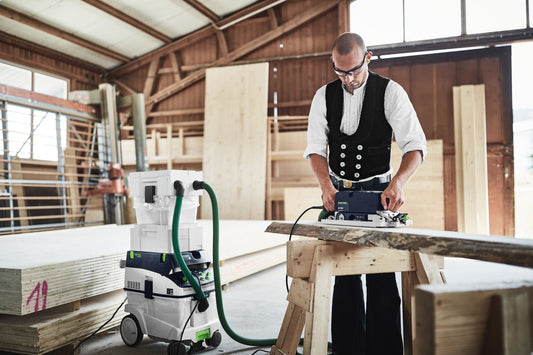 Festool Bandschleifers BS 75 mit Staubsack AS-BS 75/105 in Einsatz an Holzwerkstück in Werkstatt