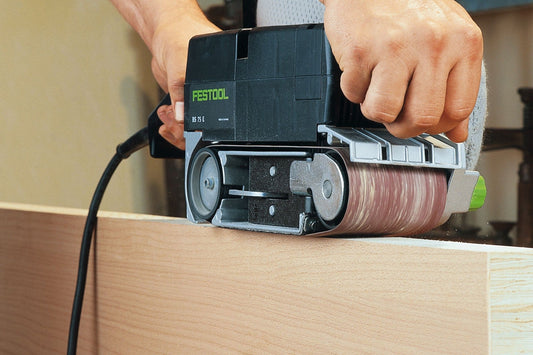 Festool BS 75 Bandschleifer mit Schleifband Rubin im Einsatz auf Holzwerkstoff