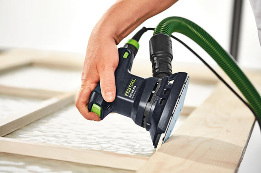 Festool DTS 400 REQ Deltaschleifer beim Schleifen an Holzkante, grüner Absaugschlauch sichtbar