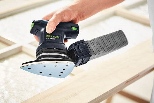 Festool DTS 400 REQ-Plus Deltaschleifer in Anwendung auf Holzwerkstück mit blauem Schleifschuh
