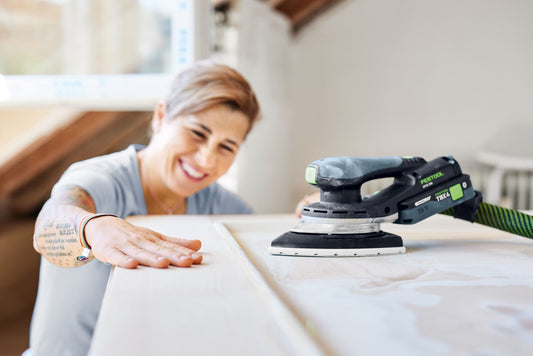 Festool DTSC 200-Basic Akku-Deltaschleifer bei der Anwendung auf Holzwerkstück, Frau schleift Oberfläche.