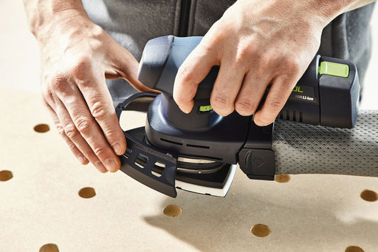 Festool DTSC 400 Akku-Deltaschleifer mit Li-Ion Akkupack in Anwendung beim Schleifen von Holz mit Lochbohrungen