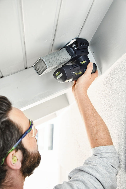 Festool DTSC 400-Basic Akku-Deltaschleifer in Anwendung an Wand, ergonomisches Schleifen über Kopf