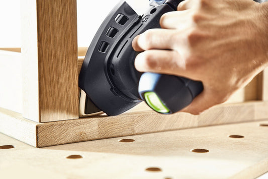 Festool Schleifblatt Granat Delta wird auf Holzwerkstück angewendet mit StickFix-Klettsystem