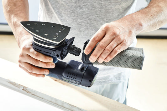 Festool Akku-Deltaschleifer DTSC 400 mit austauschbaren Schleifschuhen in Anwendung beim Schleifen von Holzkanten.