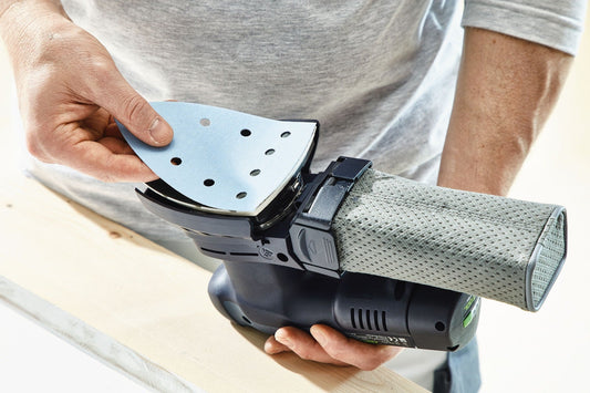 Festool Deltaschleifer mit dreieckigem Granat-Schleifblatt 400er Körnung beim Austausch des Schleifbelags