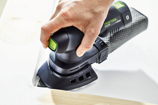 Festool Schleifer mit grünem Schalter auf Holzwerkstoff beim Schleifen, Deltaformat Schleifblatt.