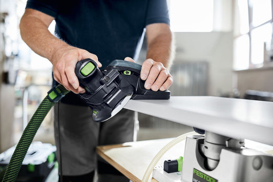 Festool Ansetzhilfe AH-ES-ETS/ETSC Kantenschleif-Aufsatz in Anwendung beim Schleifen einer Werkstückkante