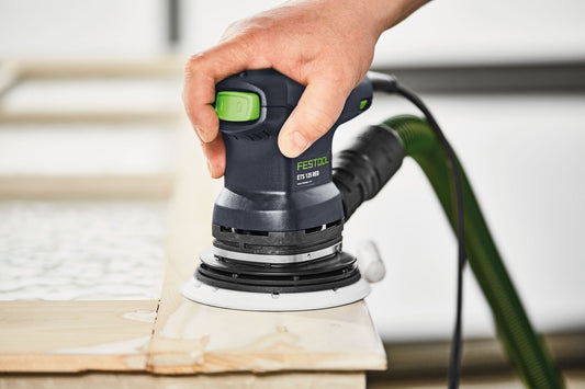 Festool Exzenterschleifer ETS 125 REQ beim Schleifen von Holz, grünes Kabel sichtbar