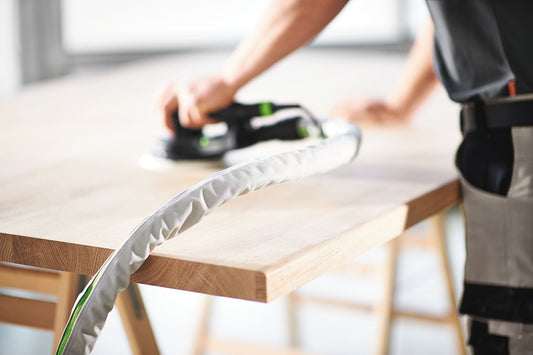 Festool ETS EC 150/5 EQ Exzenterschleifer mit Schleifteller beim Schleifen von Holzwerkstück