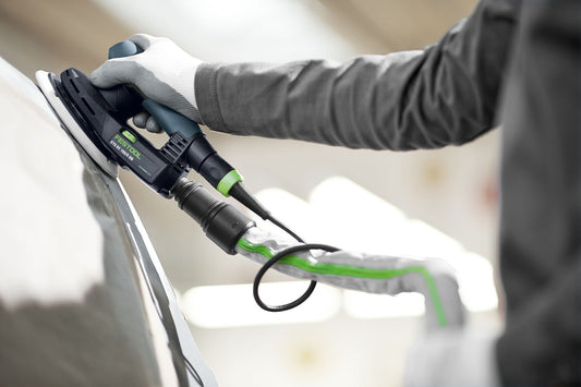 Festool Plug-it-Kabel grün mit Bajonettverriegelung in Anwendung, Handschuh hält Stecker an Werkzeug