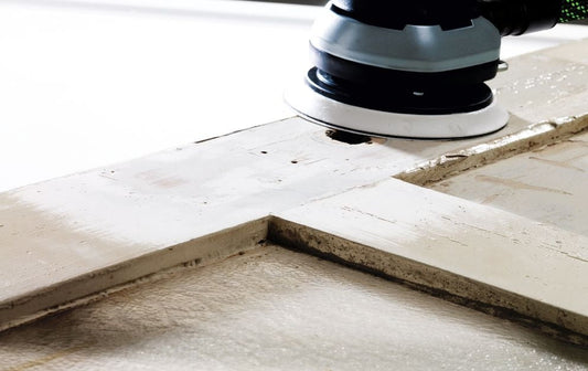 Festool Exzenterschleifer ETS 150/3 EQ-Plus beim Feinschliff auf Holzoberfläche mit Schleifteller