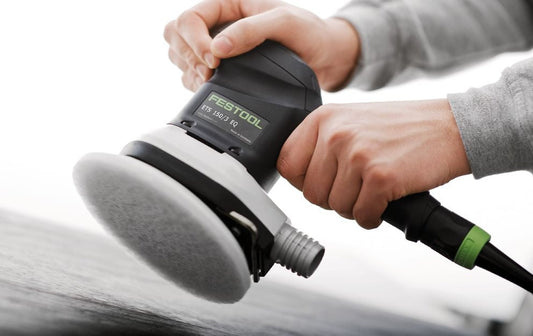 Festool Exzenterschleifer ETS 150/3 EQ in Anwendung beim Feinschliff auf Holzoberfläche