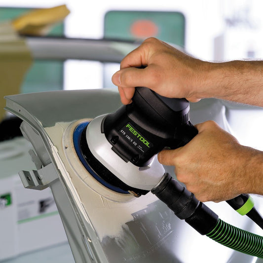 Festool ETS 150/5 EQ Exzenterschleifer in Anwendung auf Holz mit Absauganlage