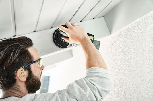Festool Akku-Exzenterschleifer ETSC 125 wird an Gipskartondecke angewendet, Handschleifer mit Schleifteller