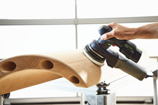 Festool ETSC 125-Basic Akku-Exzenterschleifer beim Schleifen einer Holzkante mit StickFix Schleifteller