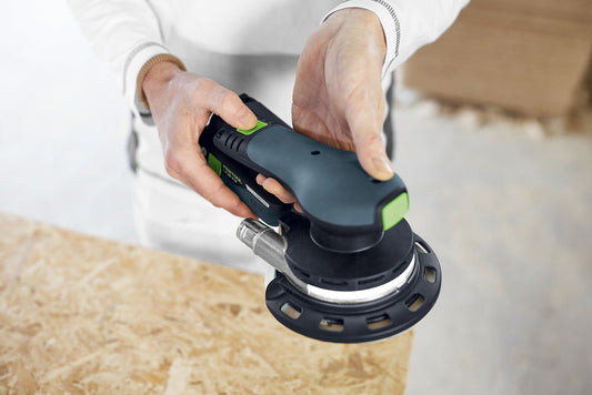 Festool Protector Schleifteller-Schutz in Anwendung beim randnahen Schleifen auf Holzwerkstück