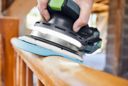 Festool Schleifscheiben Granat PROfile mit Schaumkern in verschiedenen Körnungen beim Schleifen von Holzprofilen.