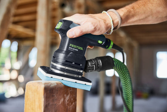 Festool RTS 400 Schleifer mit Granat PROfile Schleifstreifen bei Profilschliff-Anwendung auf Holz
