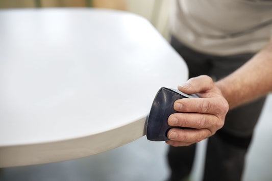 Festool Schleifklotz HSK in Hand mit ergonomischem Griff beim Handschliff auf Werkstück
