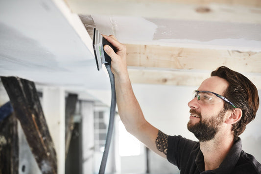 Festool Schleifklotz HSK-A Anwendung beim Schleifen von Gipskarton-Decke mit Absaugschlauch