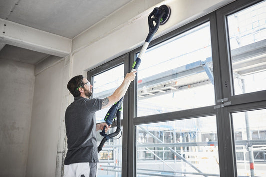 Festool PLANEX LHS 2 Langhalsschleifer bei Deckenarbeiten mit LED-Lichtring, Anwendungsbeispiel an großflächiger Wandfläche