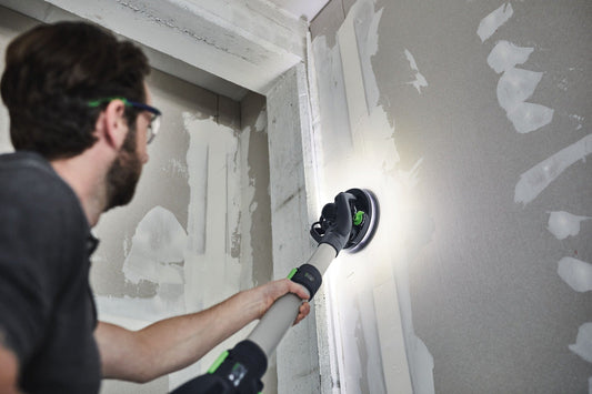 Festool PLANEX LHS 2 225 Langhalsschleifer beim Schleifen an Gipskartonwand mit LED-Lichtring