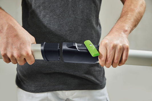 Festool Verlängerung VL-LHS 2 225 mit grünem Bedienelement in den Händen eines Anwenders, Anwendungsbeispiel.